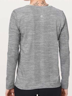 Lululemon Swiftly Tech Long Sleeve Size 4 Breeze Relaxed Fit Black & White